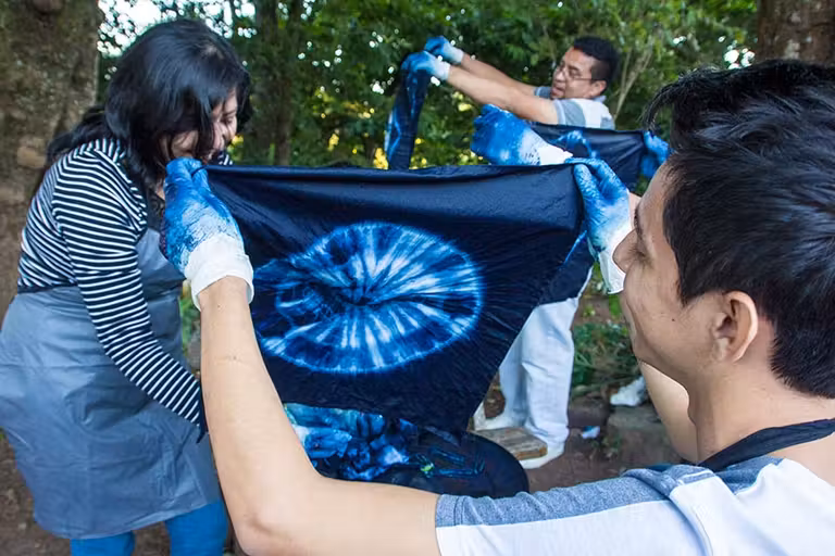 El añil, una técnica de teñido precolombina, es una de las actividades que identifican a El Salvador.