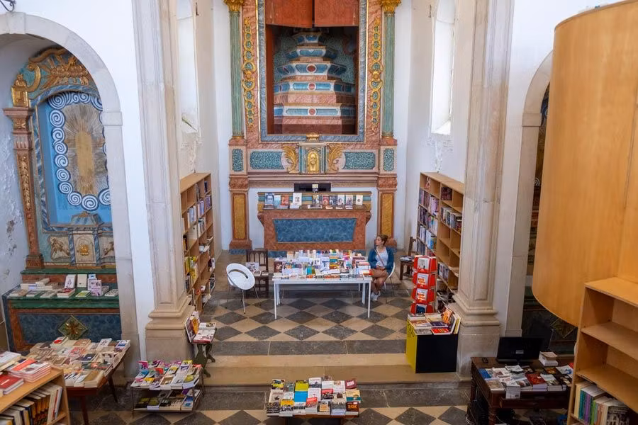 Librería en la iglesia de Santiago.