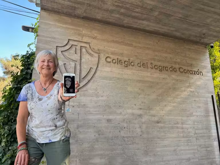 Sania Jelic frente a su colegio