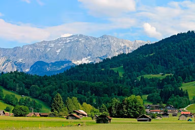 prado y montañas en Baviera