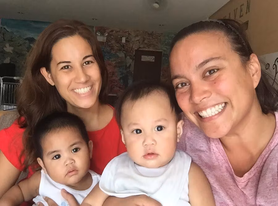 Camila Escat y Natalia Ferraren, Kalipay, todos los caminos llevan a filipinas