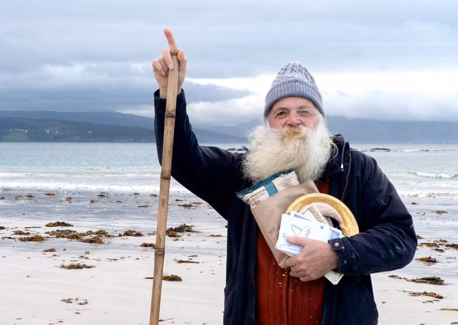 Un vecino de Fisterra saluda en la playa Langosteira.