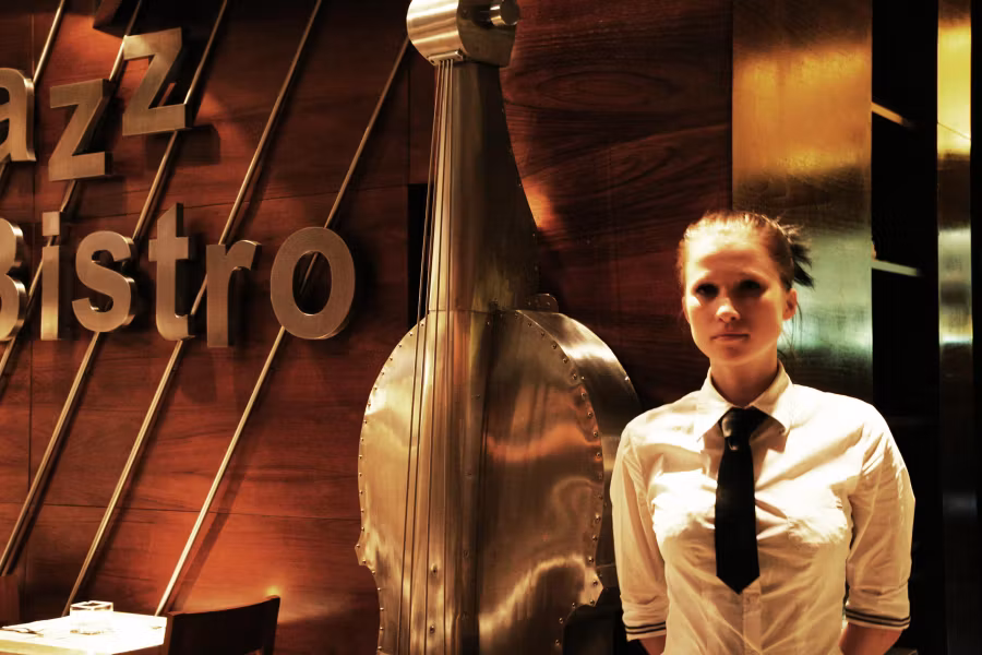 Mujer en el Bistro Jazz de Varsovia