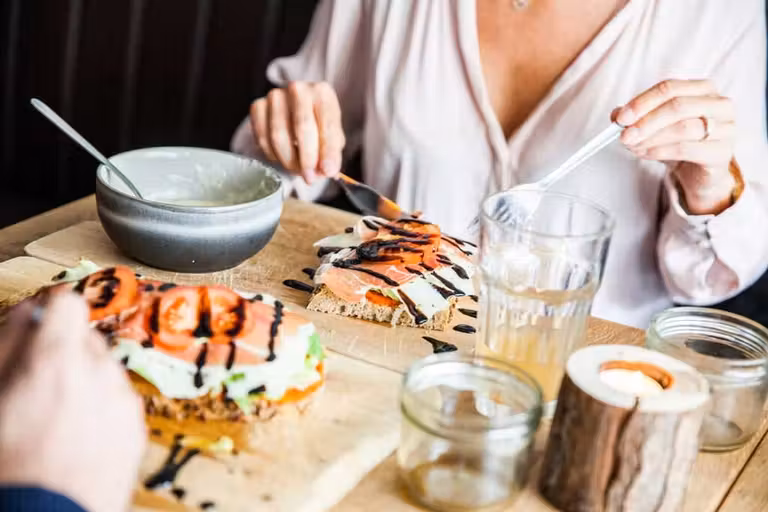 No olvides disfrutar del rico salmón noruego en Bergen.