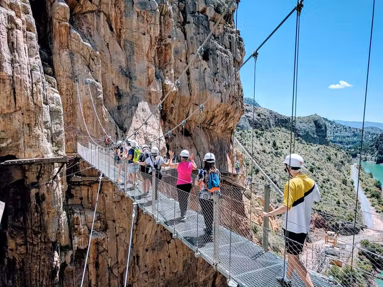 excursionistas en el caminito del rey