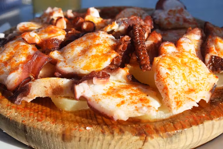 La vajilla de madera potencia el sabor del pulpo.