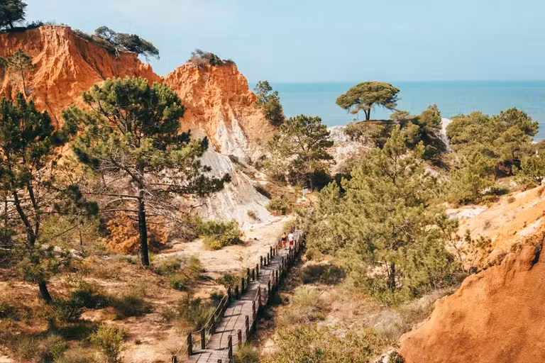 Camino desde el Pine Cliffs Resort hacia la playa de Falésia.