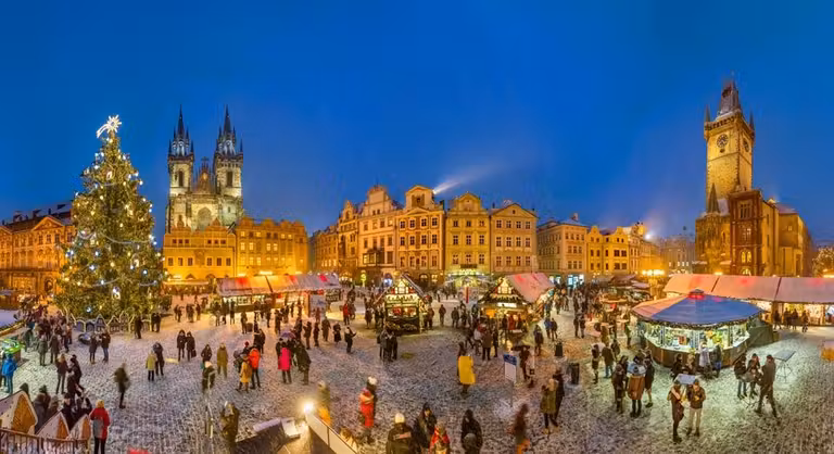 Mercadillo navideño de la Plaza de la Ciudad Vieja, en Praga.