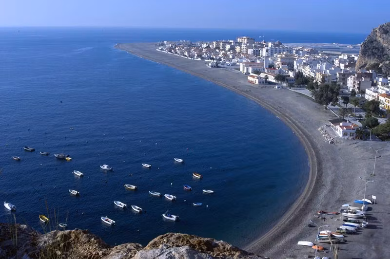 Vista general de la playa de Calahonda con el mar al fondo