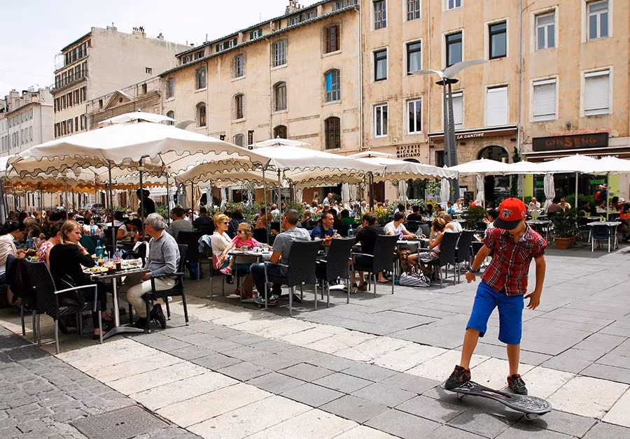 Cours Honoré d´Estienne d’Orves está repleto de restaurantes donde tomar una estupenda bullabesa.