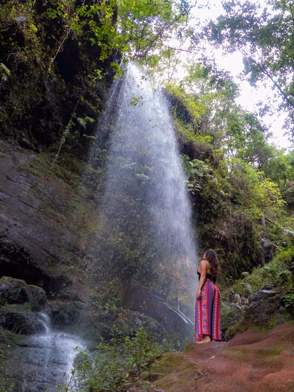 mujer en la cascada salvaje en el Bosque de los Tilos.