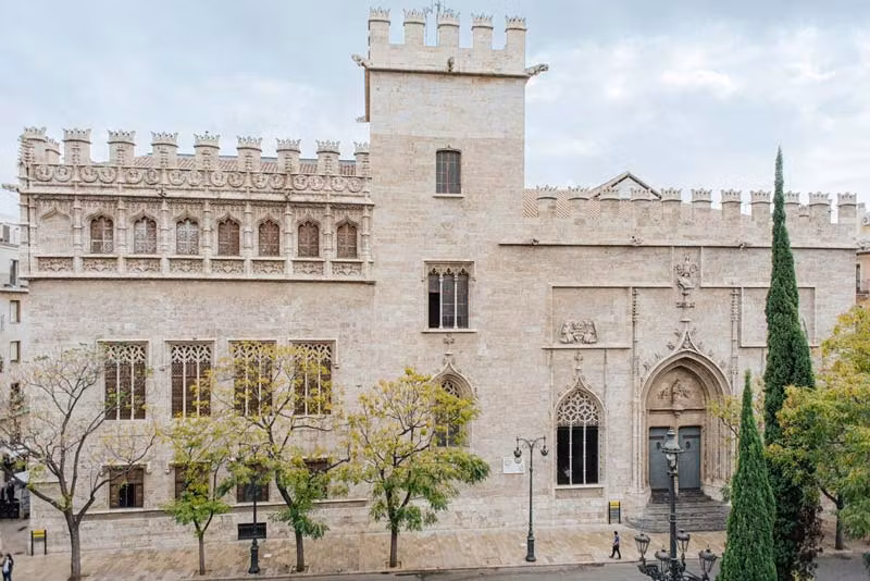 fachada de la Lonja de la Seda