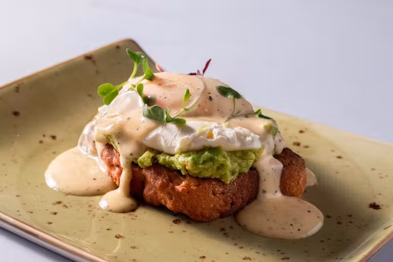 Brioche sin gluten con huevo a baja temperatura y aguacate de La Tape.