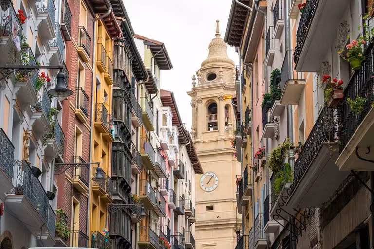 Calle de Pamplona con la catedral de Santa María la Real al fondo.