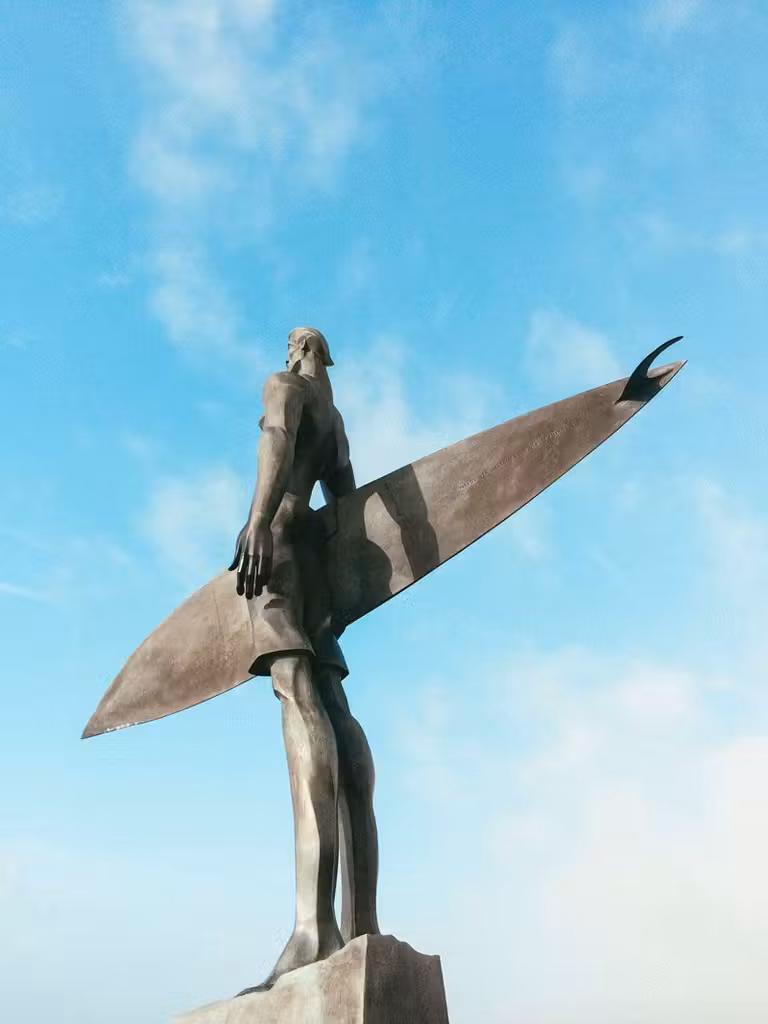 Estatua dedicada al surf en Ericeira.