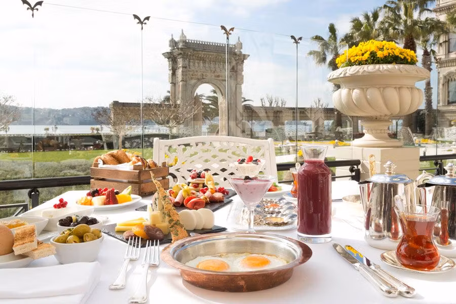 Desayuno en el Çigaran Palace