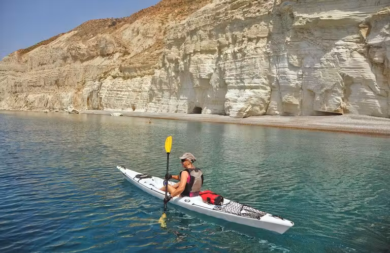 Kayak en la zona de Petra tou Romiou, en Chipre.