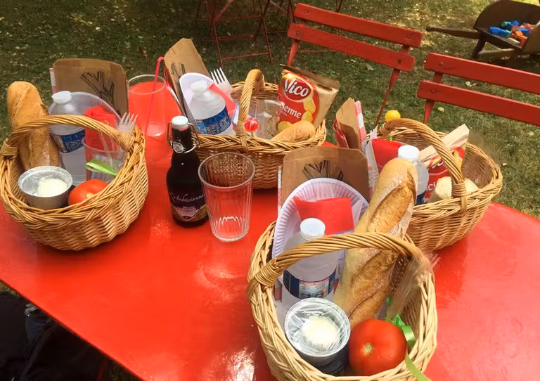 Picnic con productos locales que preparan en el café de la pagoda de Chanteloup.