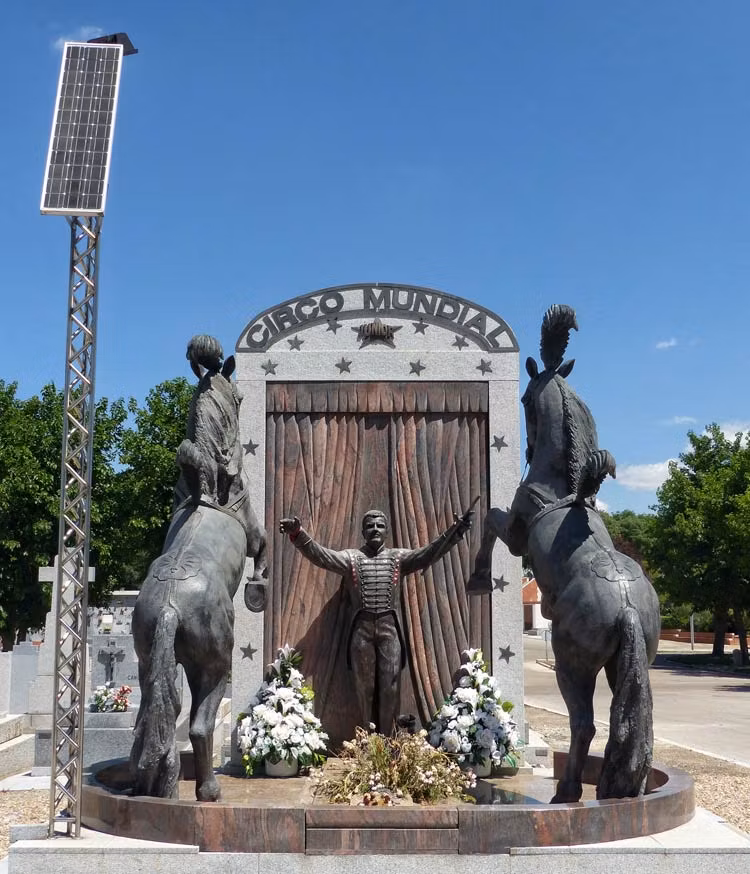Tumba del circo, cementerio de la almudena