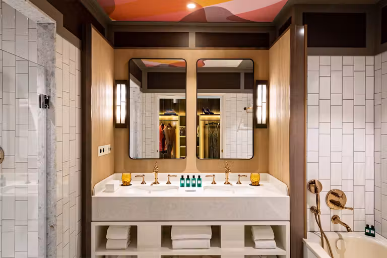 El diseño está también presente en los baños de las habitaciones del hotel.