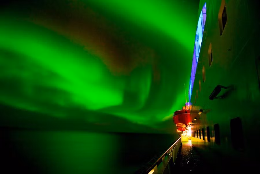 Desde el propio barco Hurtigruten se pueden admirar bellísimas auroras boreales
