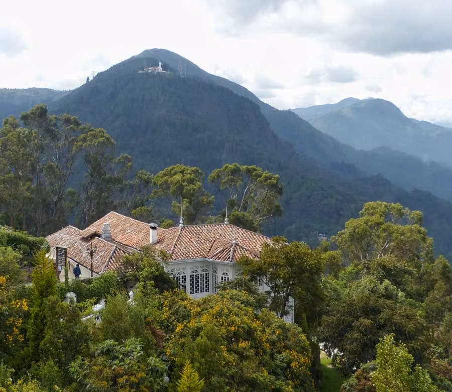 La vegetación rodea al Cerro de Guadalupe y camufla el restaurante Santa Clara.