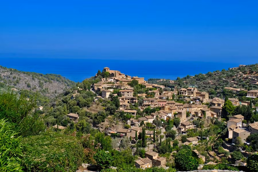 Deià, el pueblo mallorquín que ha enamorado a ricos y famosos
