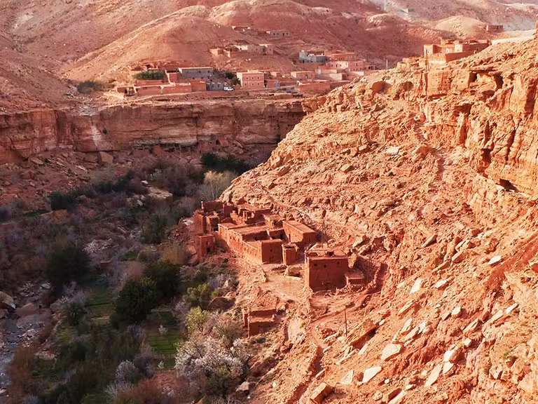 Los pueblos del Valle de Ounila se mimetizan con sus cobrizas gargantas.