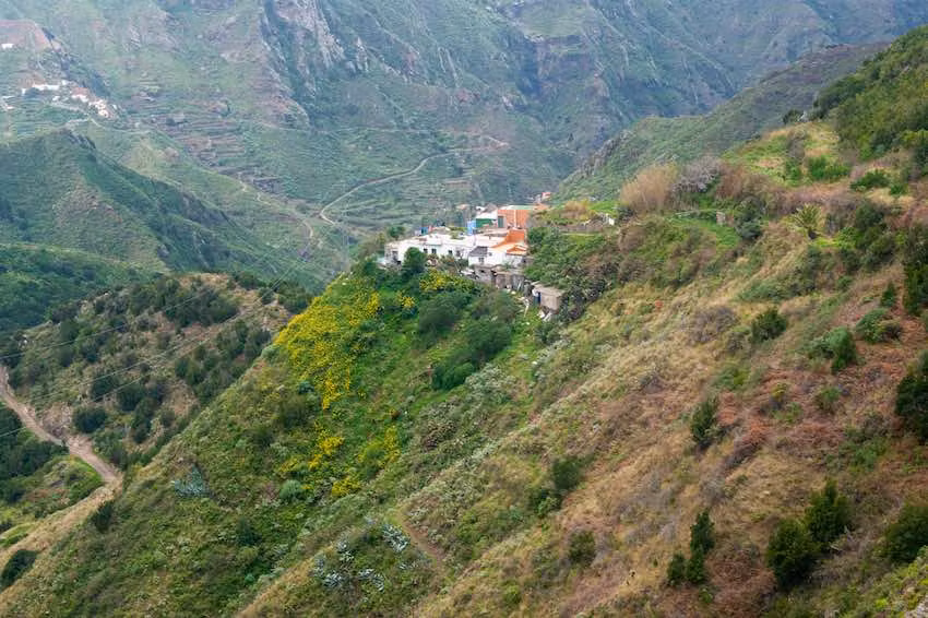 Bajada desde La Cumbrecilla hacia el caserío de Afur por el sendero PR-TF 8.