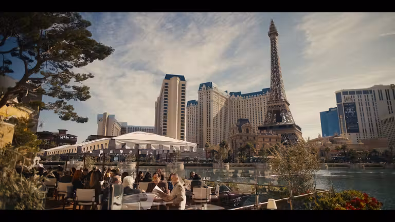 Réplica de la torre Eiffel y hotel Bellagio en la serie Hacks.