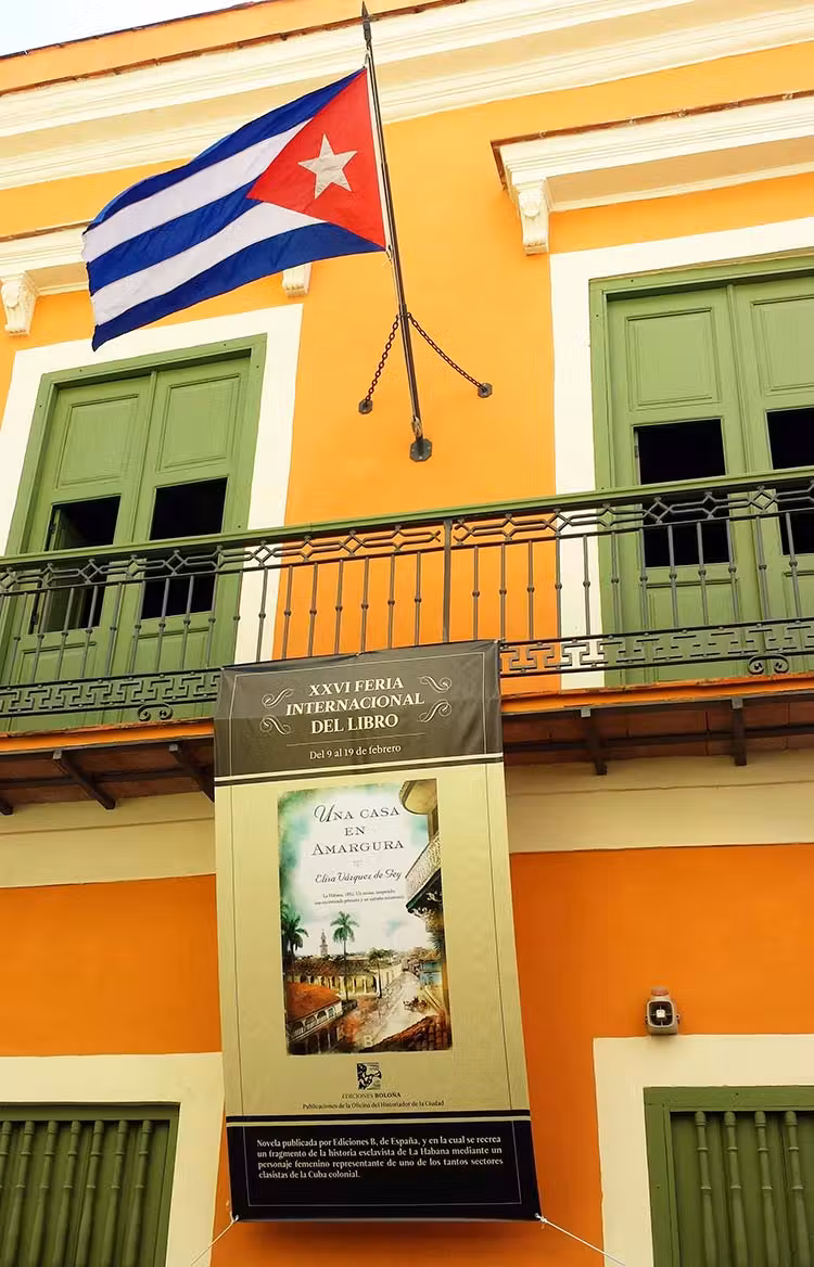 Fachada de la Oficina del Historiador en la calle Amargura durante la Feria del Libro de La Habana.