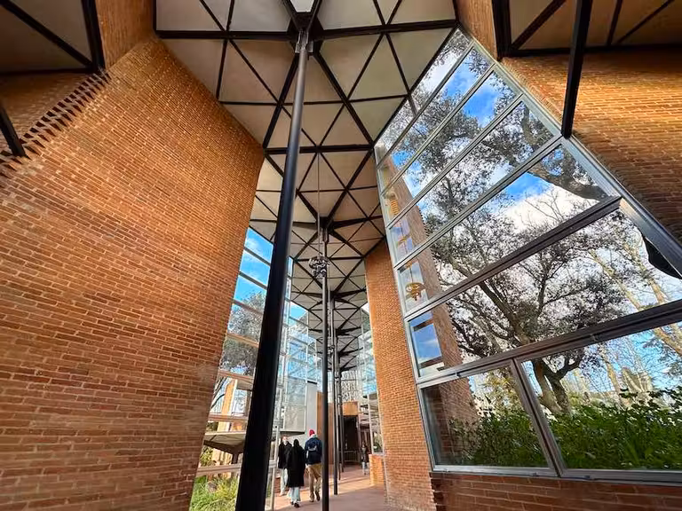 Interior del Pabellón de los Hexágonos.
