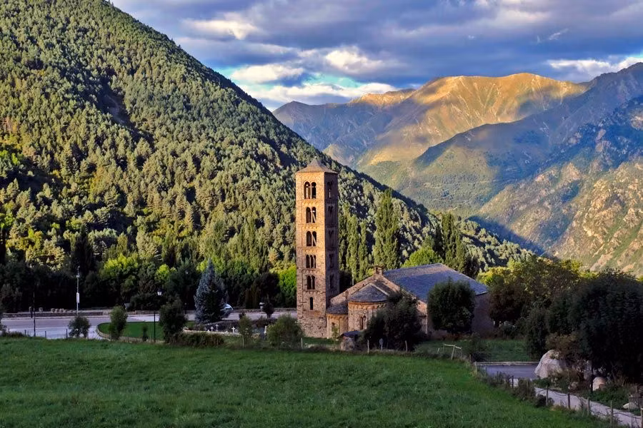 Iglesia románica San Climent en Taüll con el Pirineo al fondo