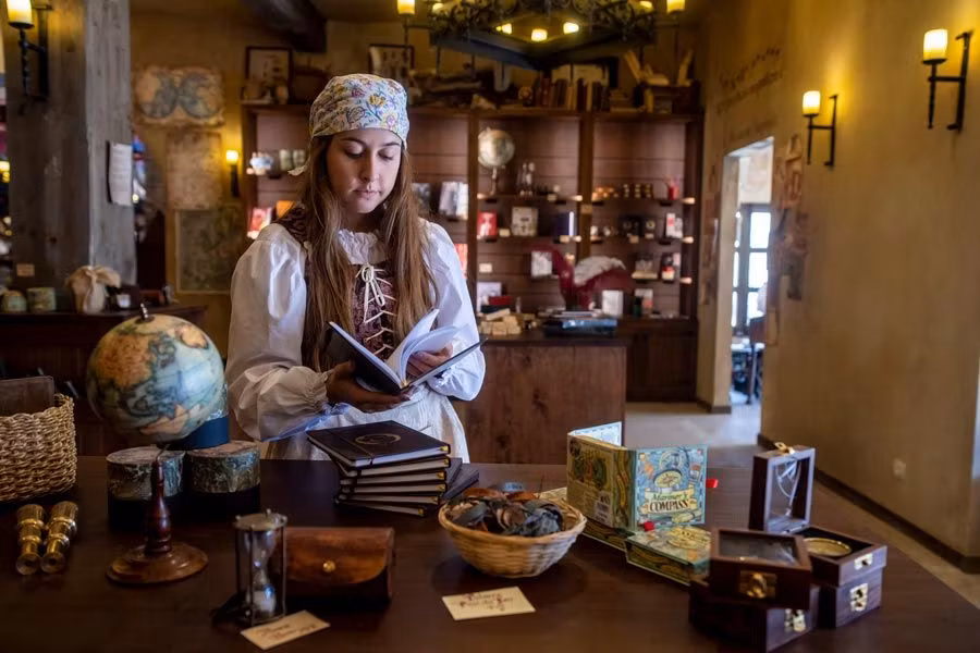 Tienda de recuerdos con libros y globos terráqueos en Puy de Fou