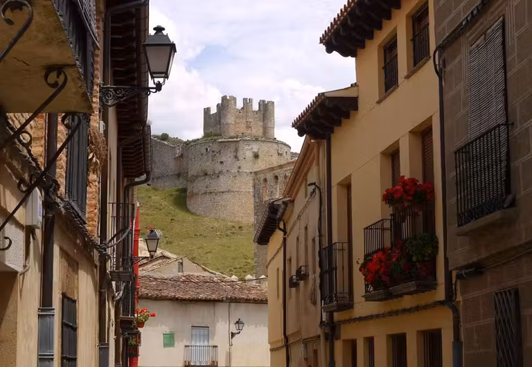 Castillo de Berlanga de Duero desde las calles del pueblo.