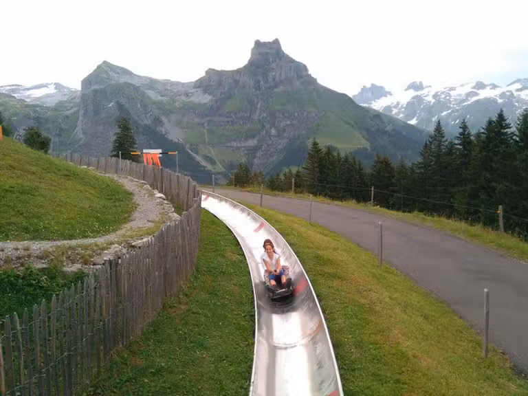 Tobogán en el monte Brunni en Suiza.