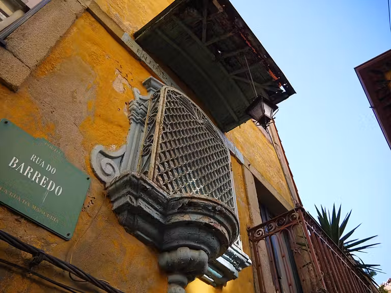 Un paseo por los callejones de La Ribeira.