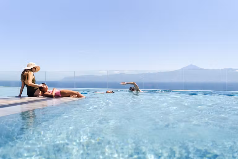 Piscina con vistas al Teide.
