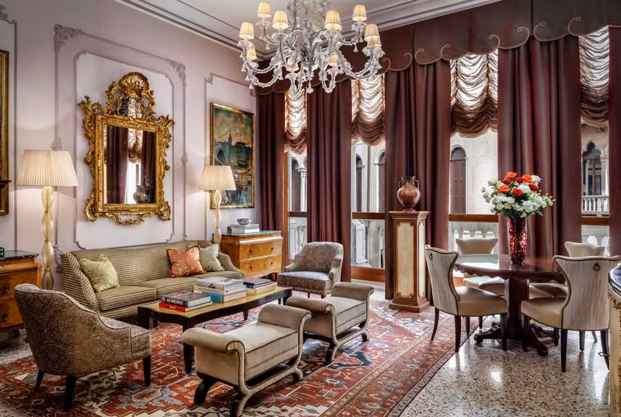 Salón decorado con muebles de época de una suite de The Gritti Palace