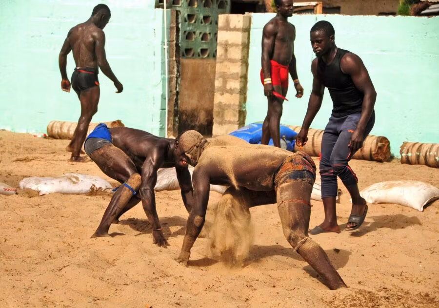 Los combates de wrestling entre hombres son más agresivos que entre mujeres.