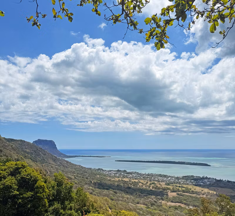 Sur de Isla Mauricio con el monte Le Morne Brabant al fondo.