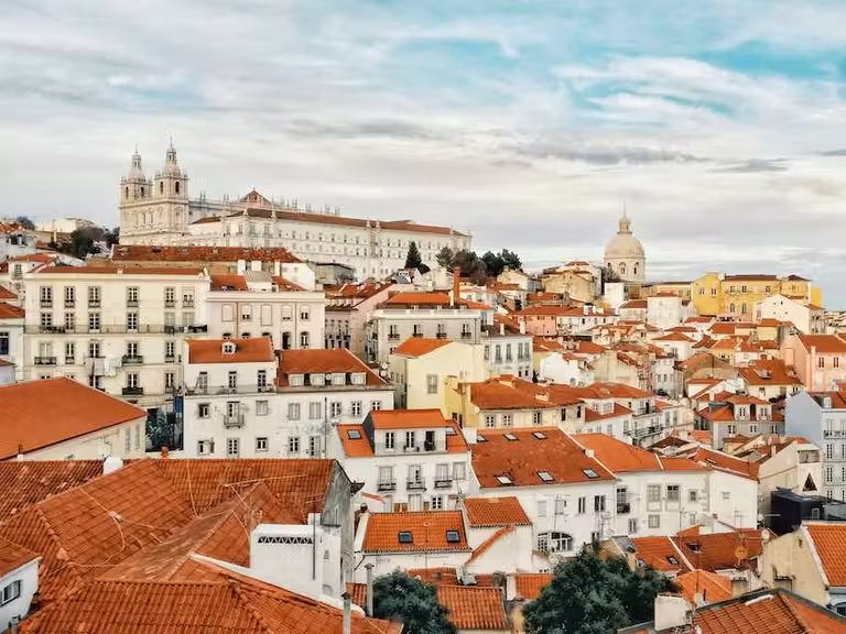 Iglesia y monasterio de São Vicente de Fora spbresalen en el perfil de Alfama.