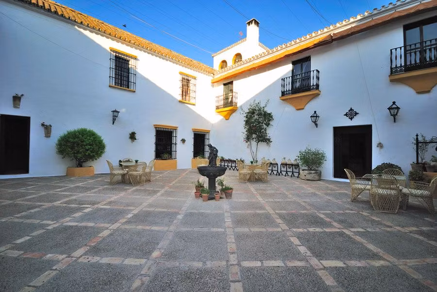 Patio típico andaluz en un hotel