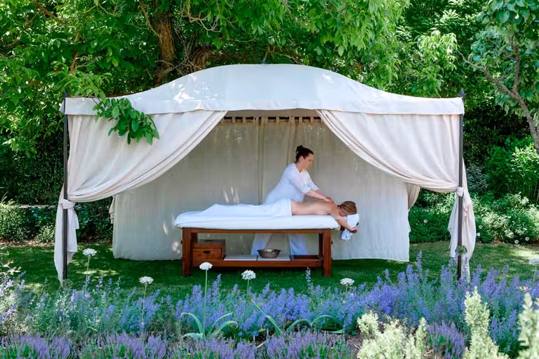 Masaje en el jardín.