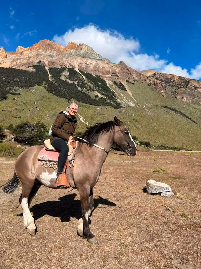 Sania recorriendo a caballo el Parque Nacional de los Glaciares