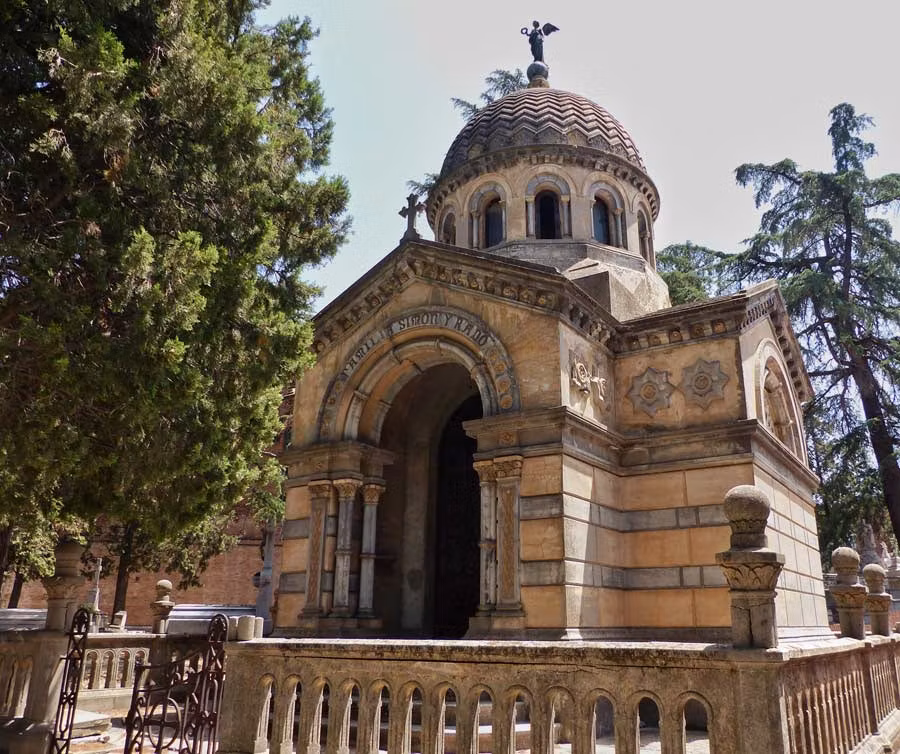 Panteones antiguos del cementerio de la Almuden
