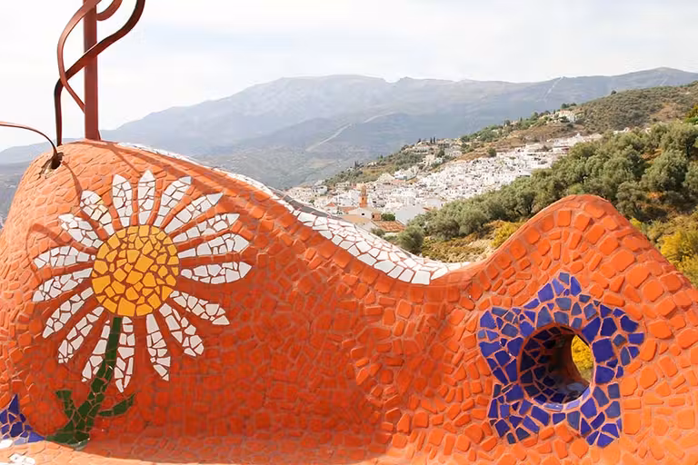 Colorido mirador de Cómpeta con vistas a la Axarquía