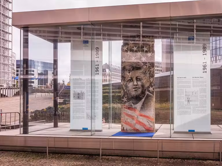 cara de Kennedy en un fragmento del muro de Berlín