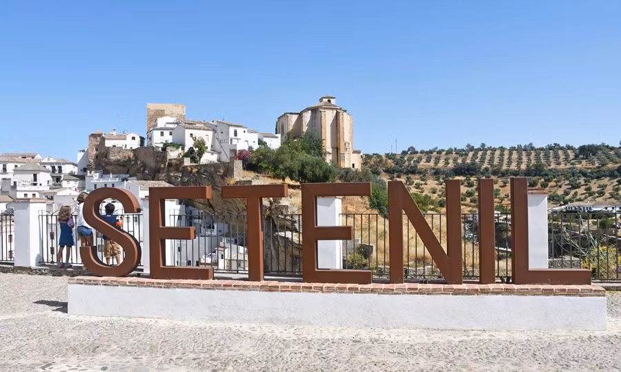 Letras de Setenil de las Bodegas con la iglesia de la Encarnación al fondo