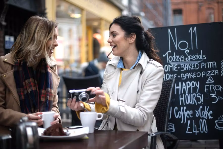 mujeres tomando café en Belfast